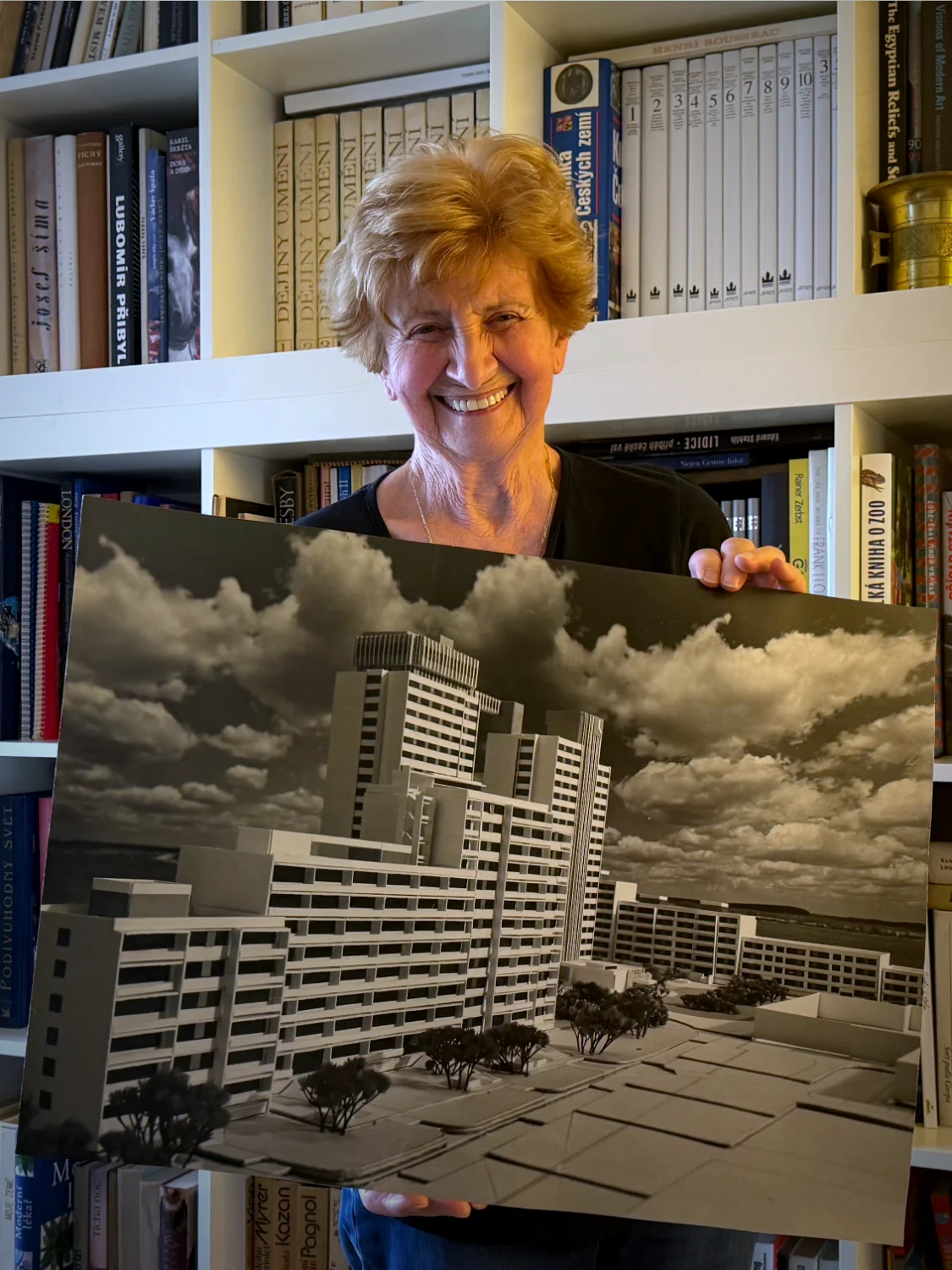 Architektka Vítězslava Rothbauerová s modelem Jižního Města